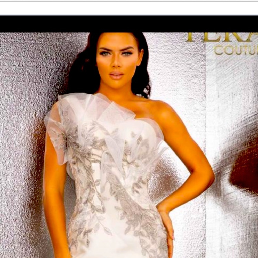 Perfect for wedding guest almost new only worn for a few hours champagne color